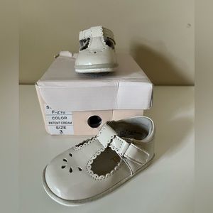 Angel dear t-strap shoes. Patent almond color.